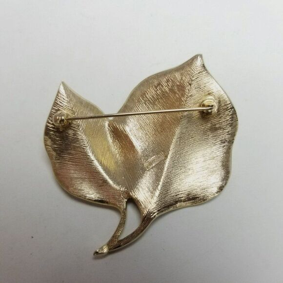 Vintage Crown Trifari Gold Tone Leaf Shape Brooch Lapel Pin, Signed, Estate - Picture 2 of 5